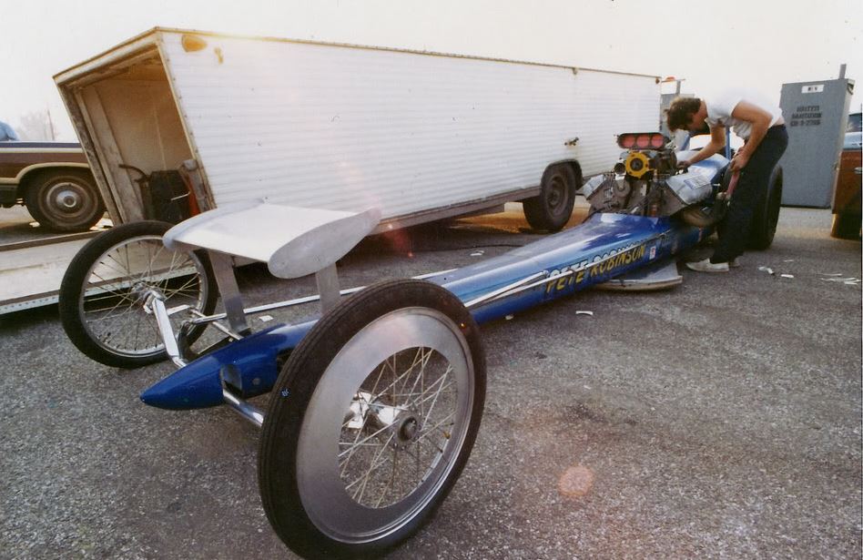 Pete Robinson loook at long oine axle.JPG