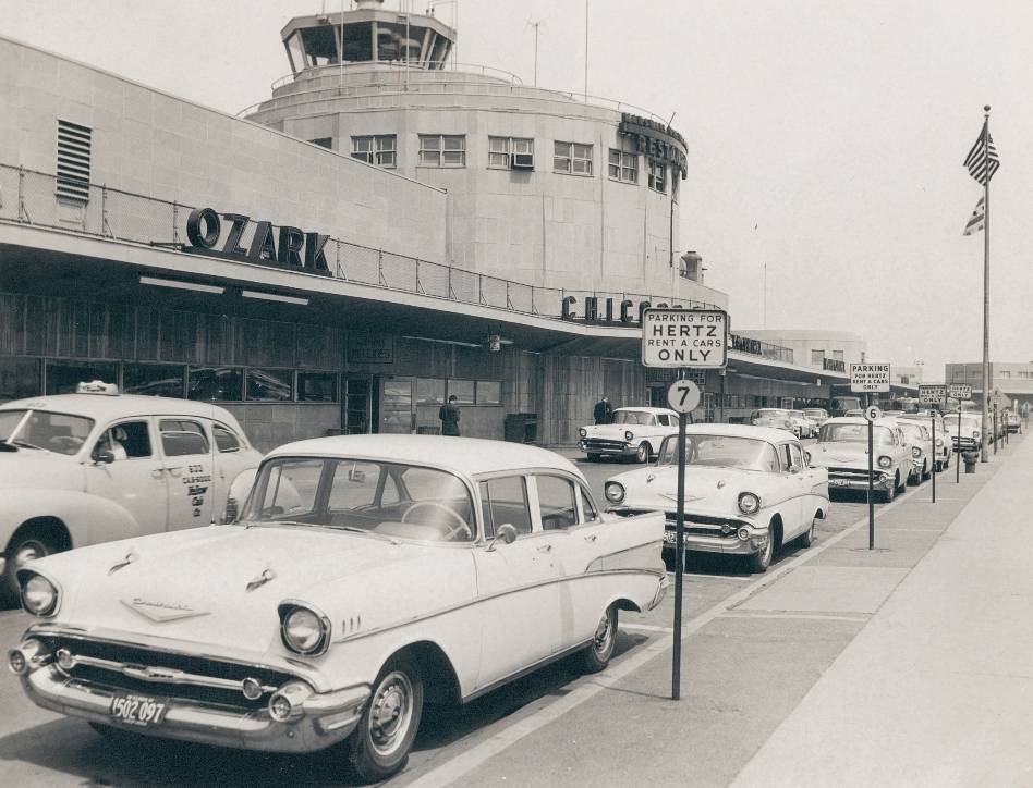 photo-chicago-midway-airport-front-of-terminal-taxi-car-rentals-parked-1957.jpg