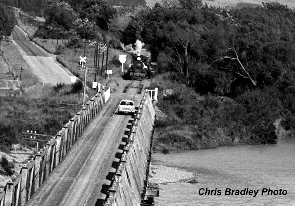 Road rail bridge Oreti Rv Lumsden Mossburn 1968.jpg