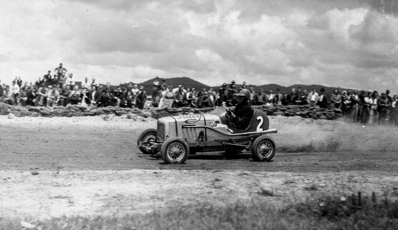 Ron Roycroft in the Bugley at Huntly in 1945 [Bugatti Riley].jpg