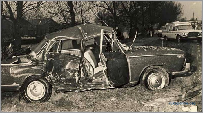 RPVKG_DenHaag_hvd_1966 Sassenheim-Noord Let op ambulance en TPW(7V).jpg