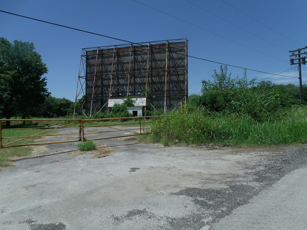 rt 66 day 2 102 abandoned drive in.jpg