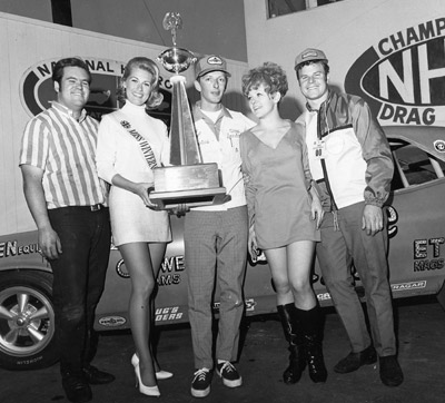 Sanders is flanked in the Pomona winner\'s circle.jpg