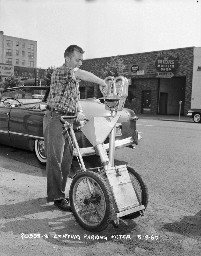 Seattle_-_Worker_emptying_parking_m (1).gif