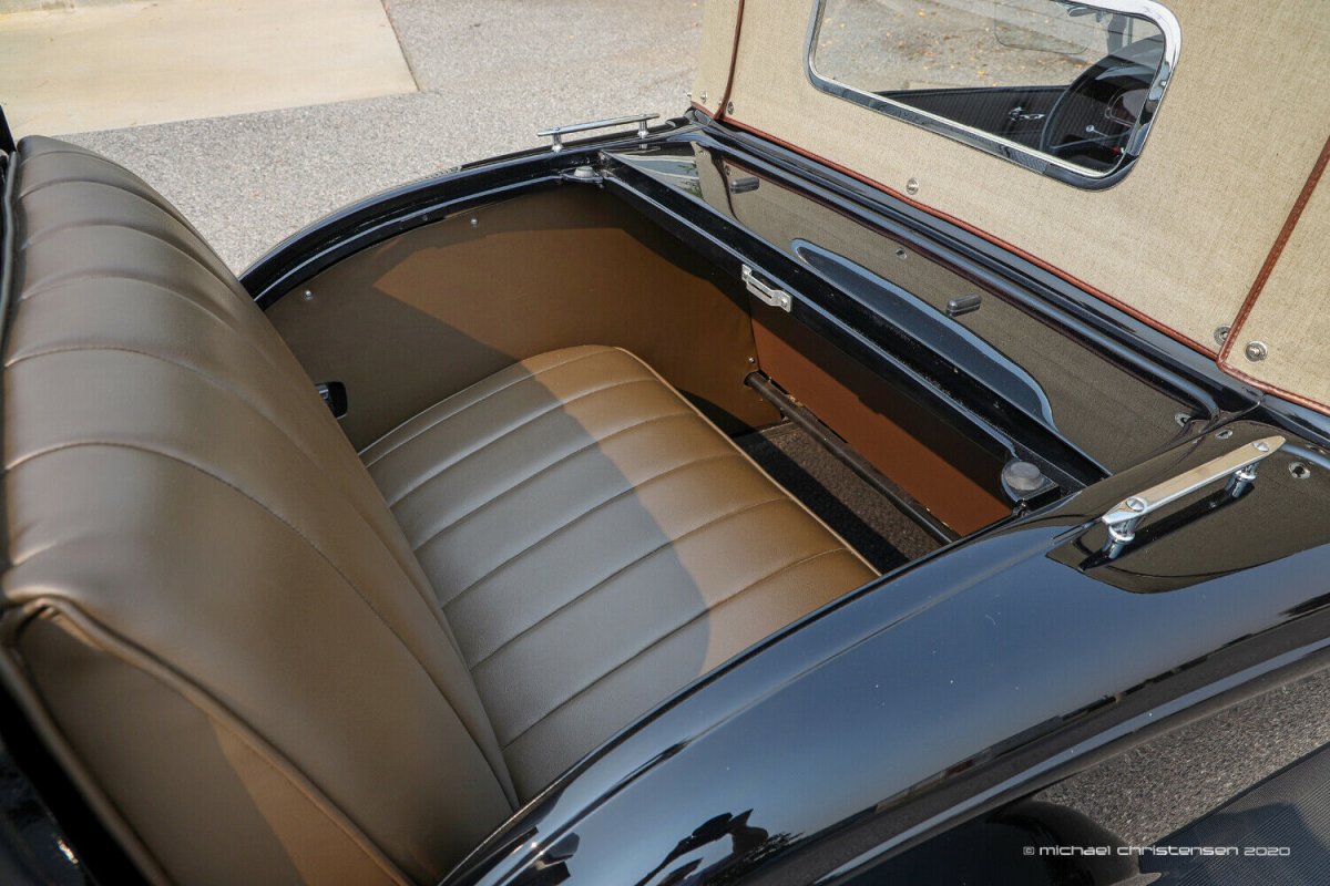 Sid Chavers Resto-Rod Deuce Roadster (11).jpg