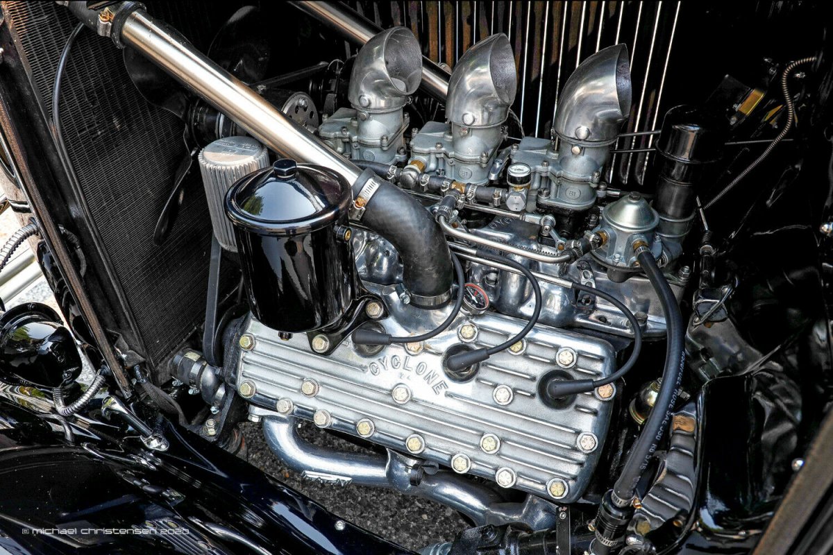 Sid Chavers Resto-Rod Deuce Roadster (19).jpg