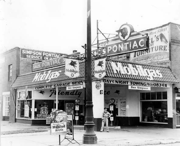 Simpson Pontiac Dealership in Wyandotte, 1940s.jpg