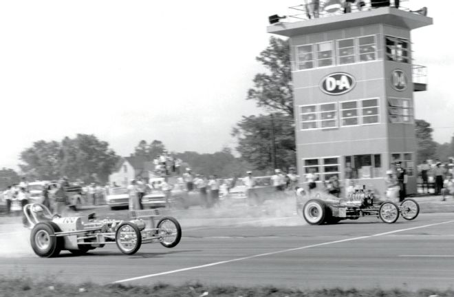 sneaky-pete-robinson-racing-at-1961-nationals-against-dean-moons-mooneyes.jpg