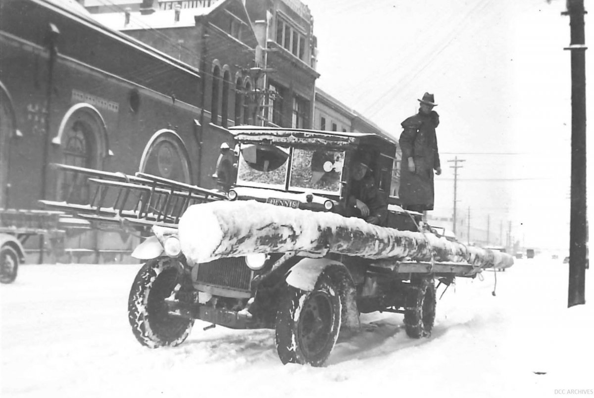 Snow in Dunedin 1939 Dennis truck.jpg