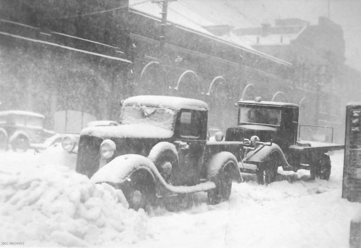 Snow in Dunedin 1939 trucks.jpg