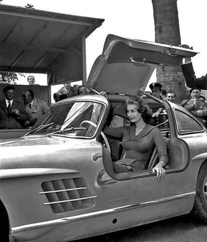 sophialorenmercedes300slgullwing07.jpg