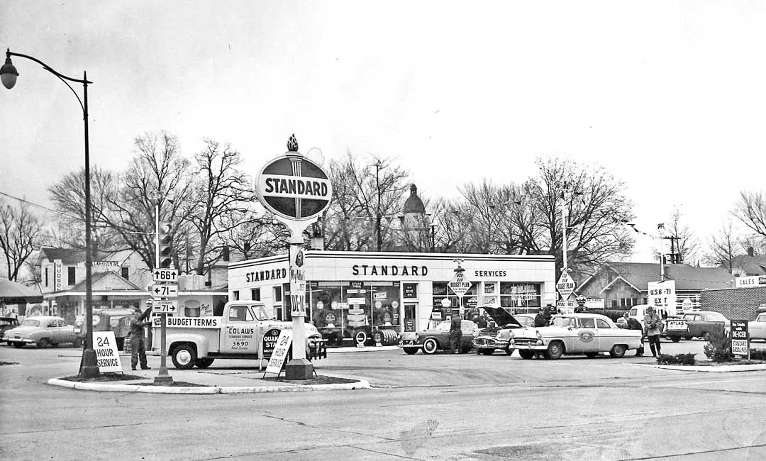 Standard-Oil-1950s-Service-station-1956-Thunderbird-1956-Ford-Police-car--1080x650.jpg