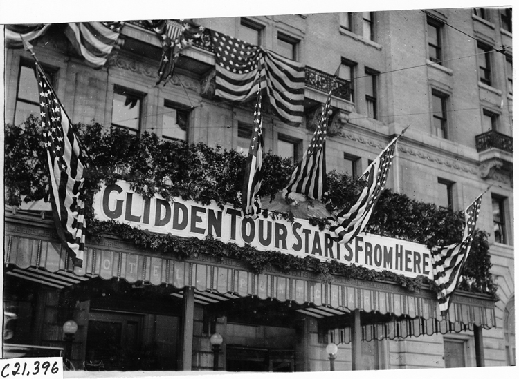 Start of the 1909 Glidden Tour, Detroit, Mich.jpg