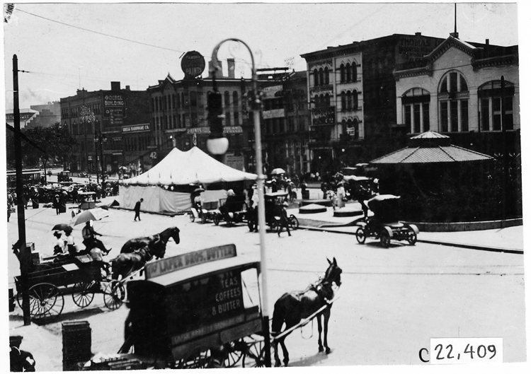 Start of the 1909 Glidden Tour in front of the Pontchartrain Hotel, Detroit, Mich.jpg