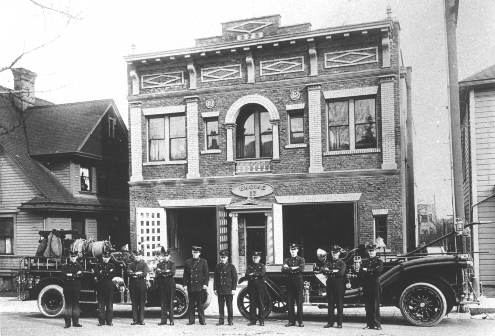 station-17-crew-american-lafrance-1915.jpg