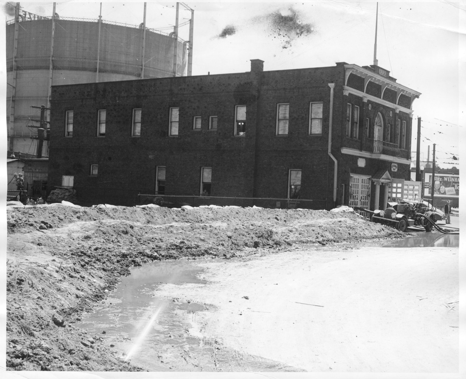 station-2-with-engine-2-1918-american-lafrance-app-31-1948.jpg