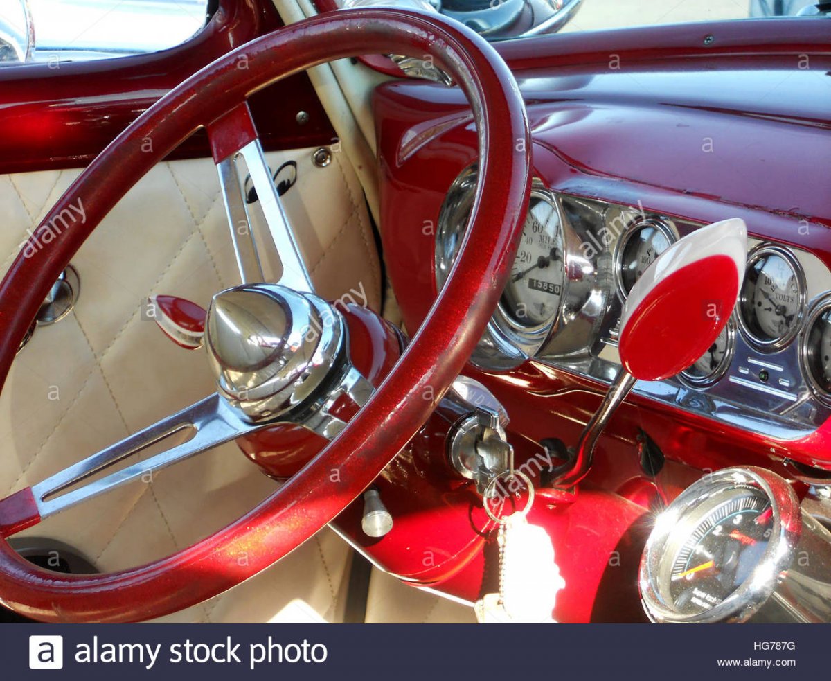 steering-wheel-and-dashboard-in-historic-vintage-car-retro-automobile-HG787G.jpg