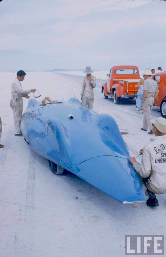 streamliner-powered-by-le-blancs-speed-engineering-bonneville-salt-flats-1954.jpg