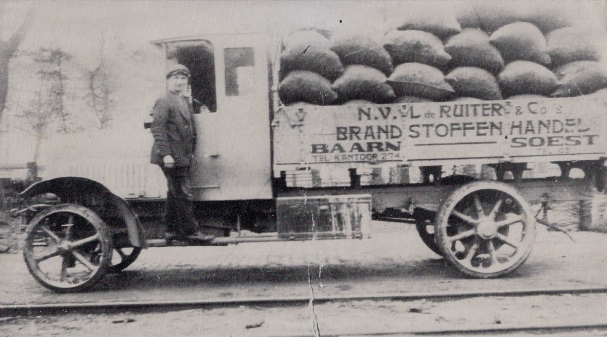 Teunis de Ruiter op een wagen van vader Lambertus de Ruiter.jpg