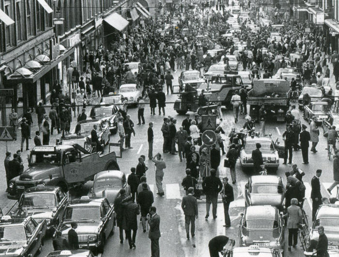 The day Sweden switched from driving on the left to driving on the right. (1967).jpg