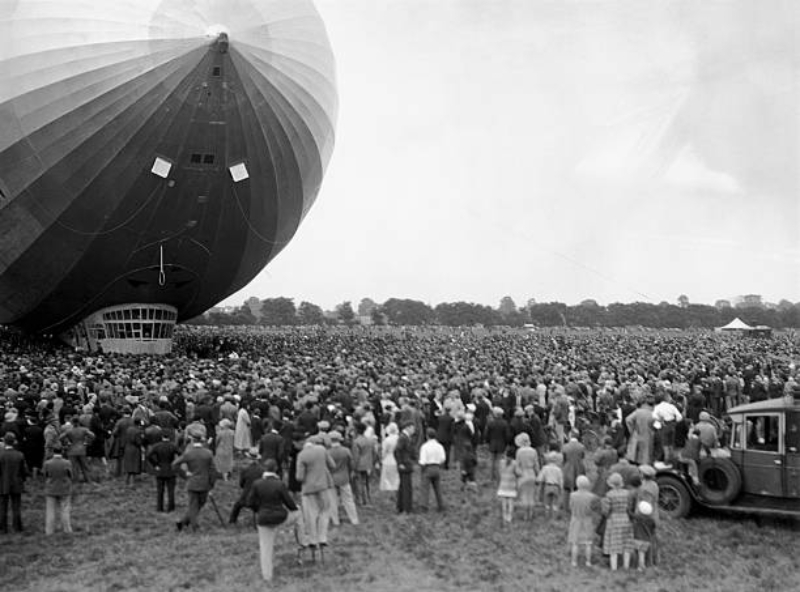 the-landing-of-graf-zeppelin-3.jpg