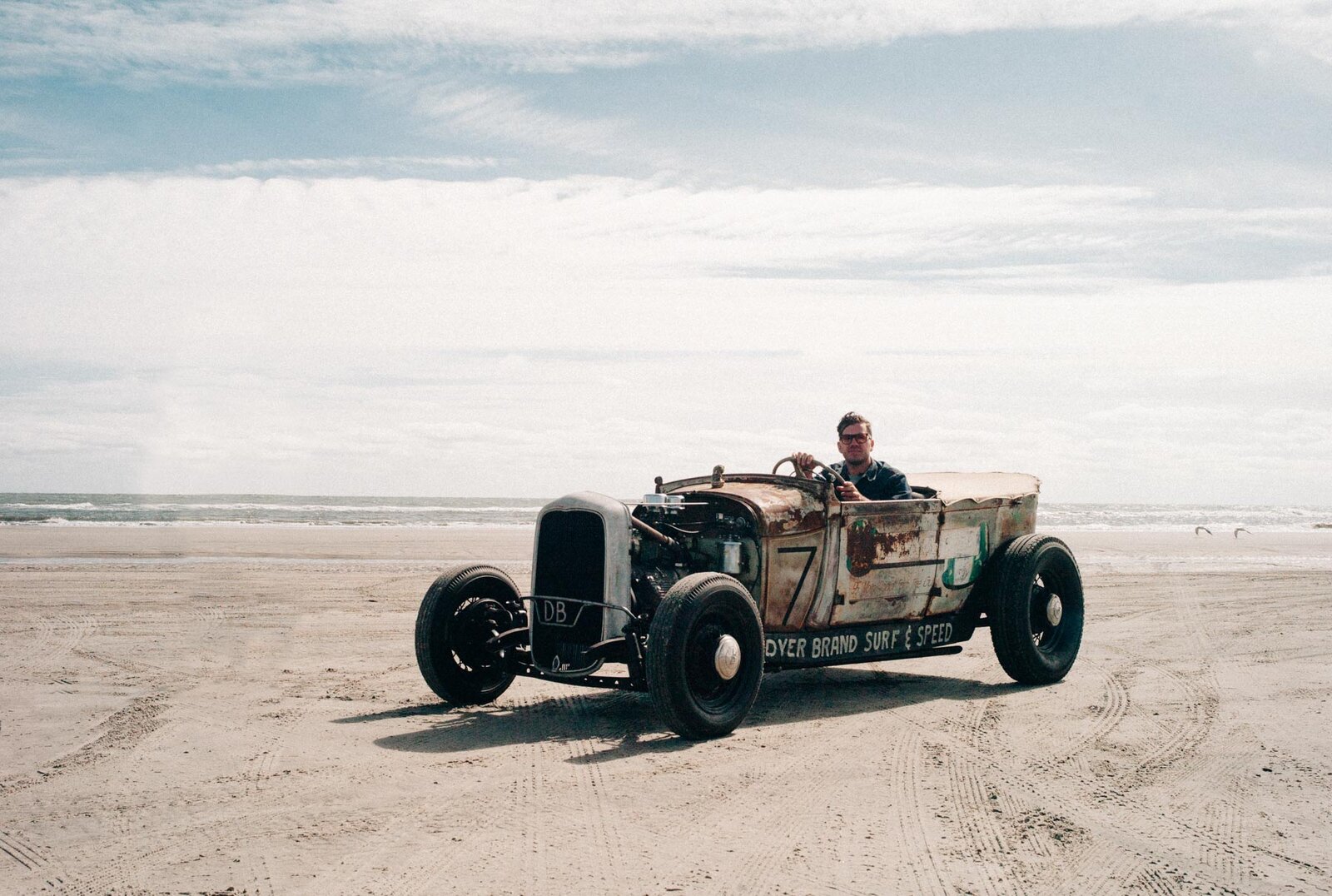 the-race-of-gentlemen-vintage-hot-rod-beach-storming-at-its-finest-1476934562894.jpg