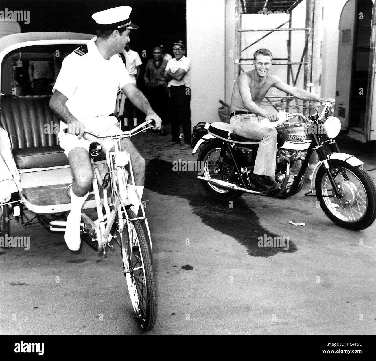 the-sand-pebbles-richard-crenna-steve-mcqueen-racing-around-the-20th-HC4T5E.jpg