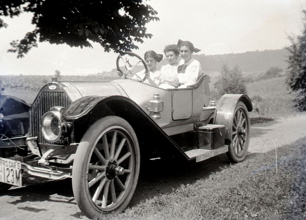 Three ladies in a De Tamble, Stanton, New Jersey, 1911.jpg