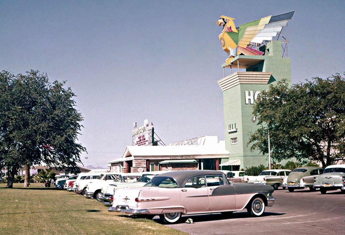 Thunderbird-Hotel-and-Casino-Las-Vegas-and-1940s-and-50s-Vintage-Cars.jpg