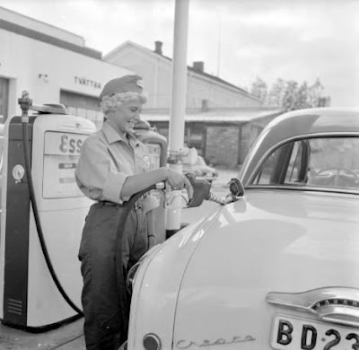 Torborg Berglund, Esso Piteå tankar en Vauxhall Cresta.jpg