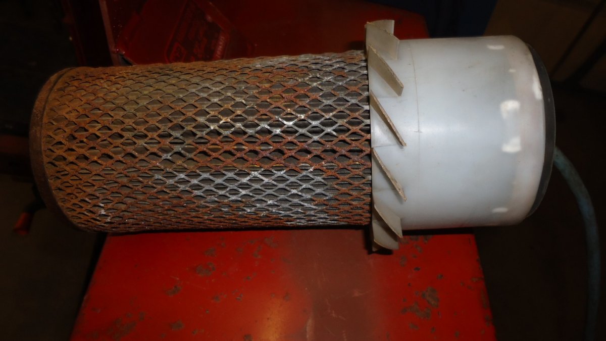 Toro 223D airfilter w 60w lightbulb.JPG