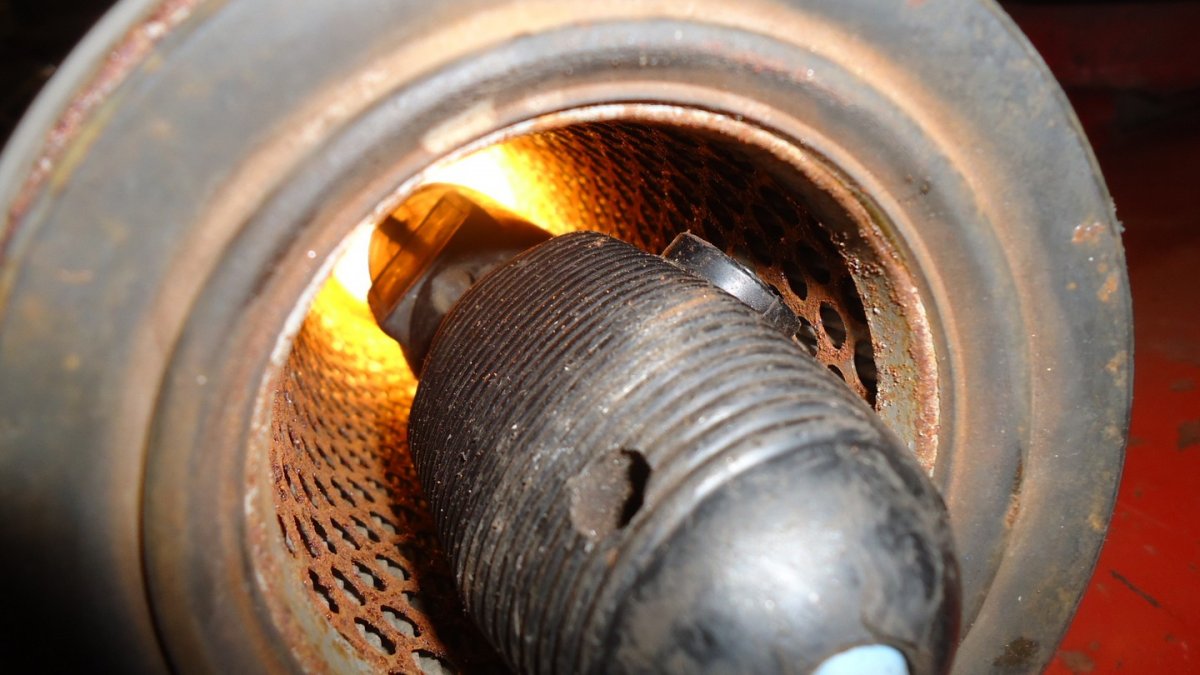 Toro 223D airfilter w 60w lightbulb_2.JPG