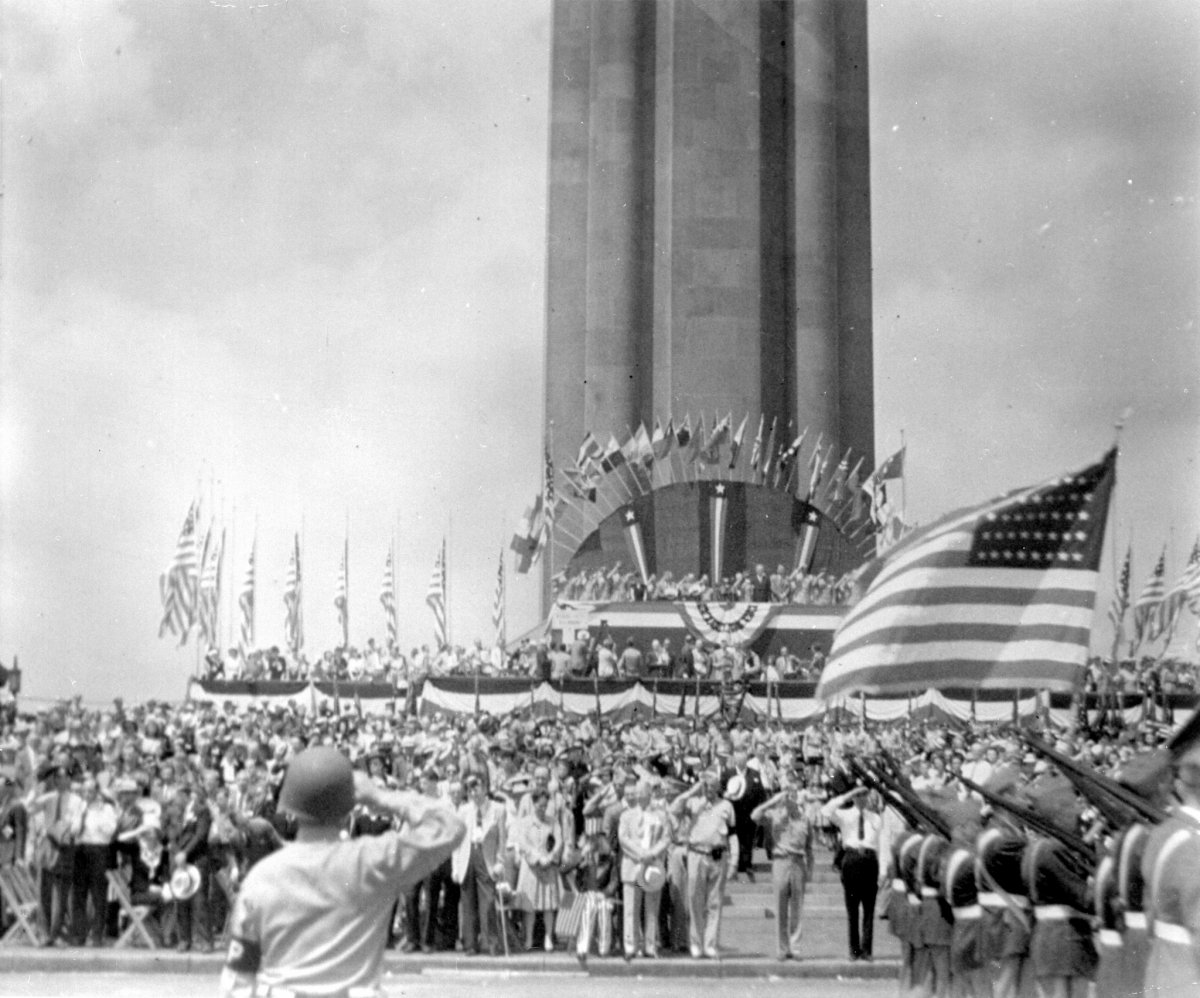 Tribute_at_the_Liberty_Memorial,_Kansas_City,_c._1940.jpg