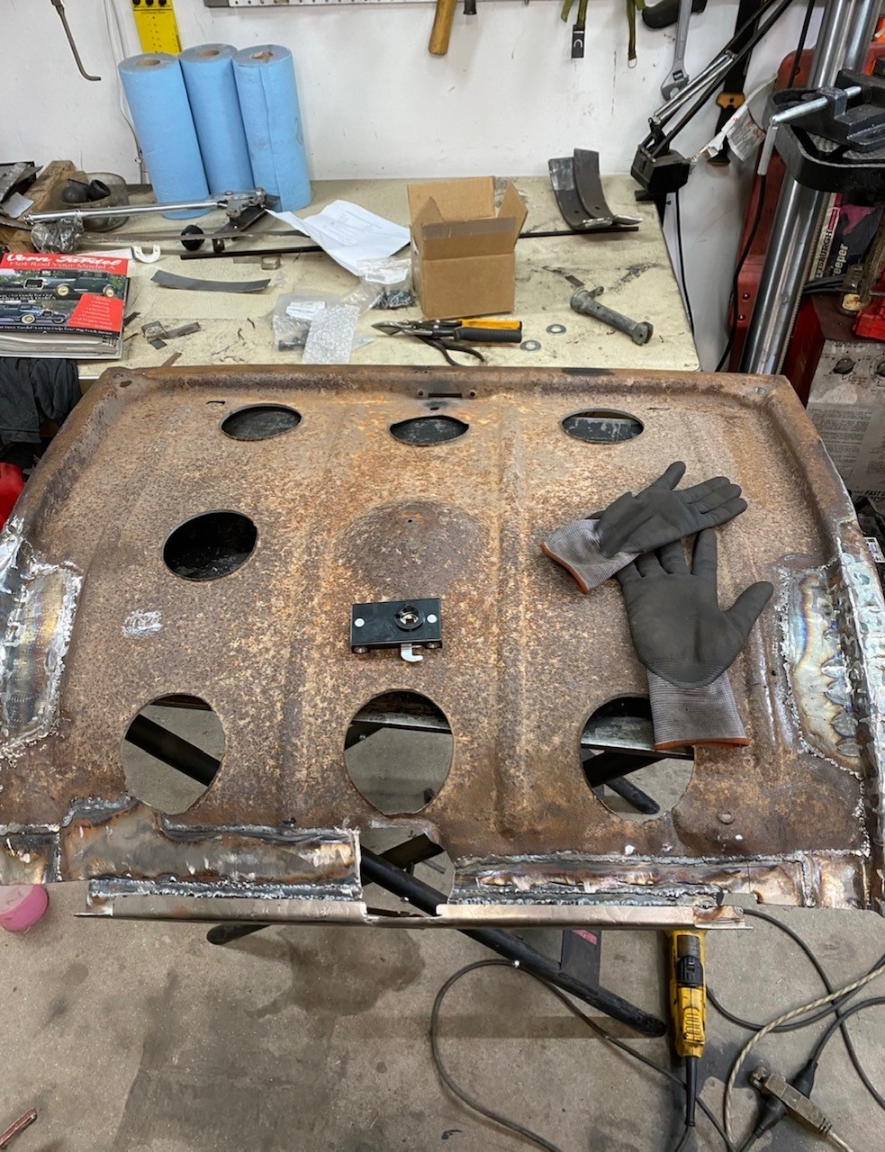 trunk latch and hold prior to repair.jpg