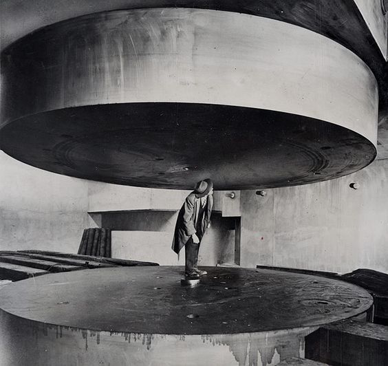 TUM_Atom smasher at U of Chicago, 1948.jpg