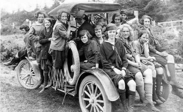 tumblr_1920 c. Girls piled on and in a car.jpg