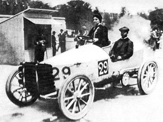 U Paris-Madrid_1903_-_Camille_du_Gast_pilots_her_30_hp_De_Dietrich_with_starting_number_29.jpg
