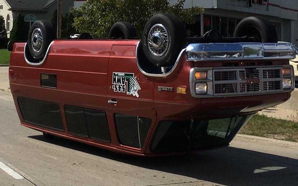 Upside-Down-Car-flipped-over-kopfstehendes-Auto-3.jpg.babc59e033b9c874c59b1dd3bb6eefcf_356096447.jpg