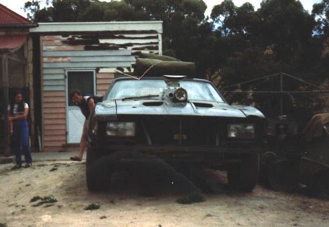 V8-Interceptor-at-Scrap-Yard.jpg