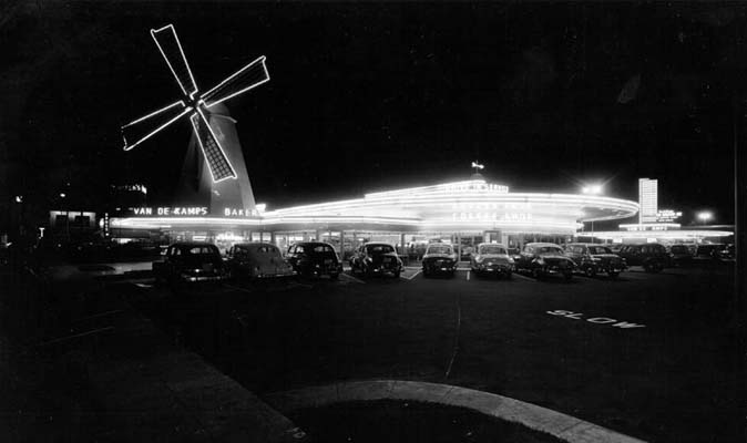 Vandy\'s at night.jpg