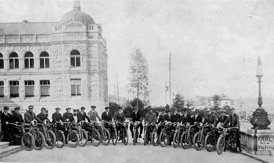 Victoria Motorcycle Club members outside the legislature in 1912..jpg