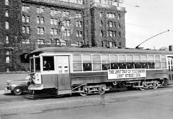 Victoria's last streetcar run July 1948.jpg