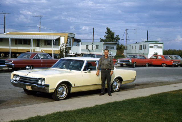 vintage-people-with-automobiles-24.jpeg