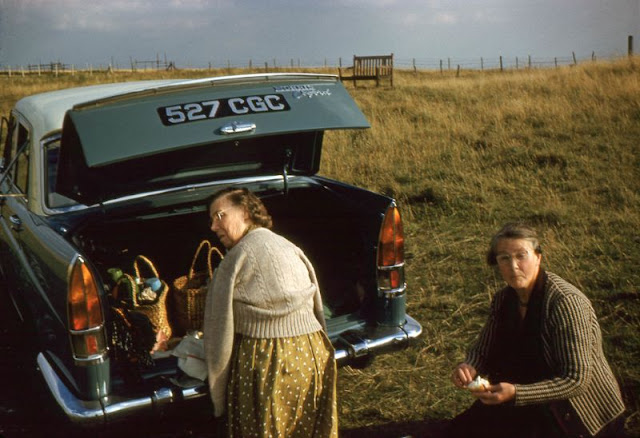 vintage-people-with-automobiles-29.jpeg