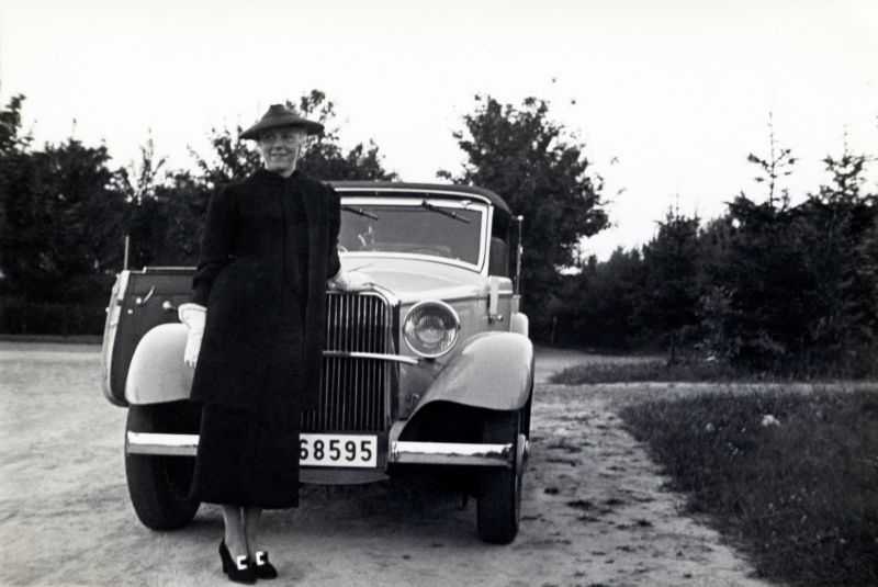 vintage-women-with-mercedes-benz-automobiles-10.jpg