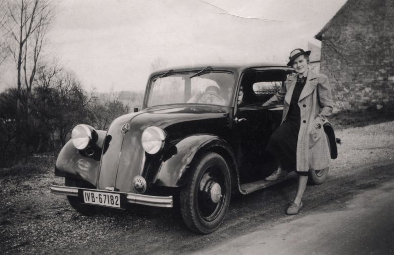 vintage-women-with-mercedes-benz-automobiles-16.jpg