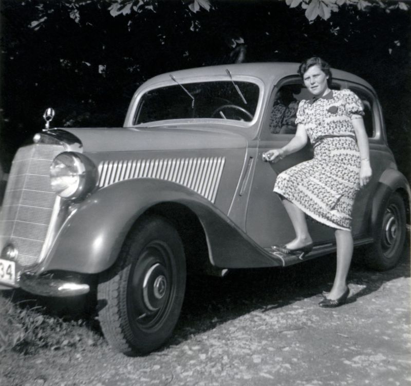 vintage-women-with-mercedes-benz-automobiles-18.jpg