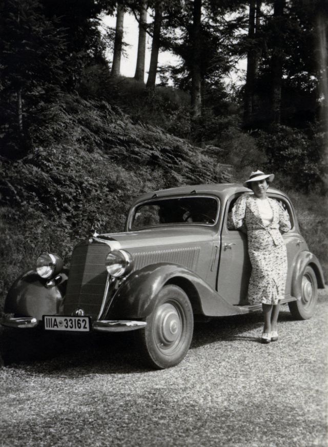 vintage-women-with-mercedes-benz-automobiles-19.jpg