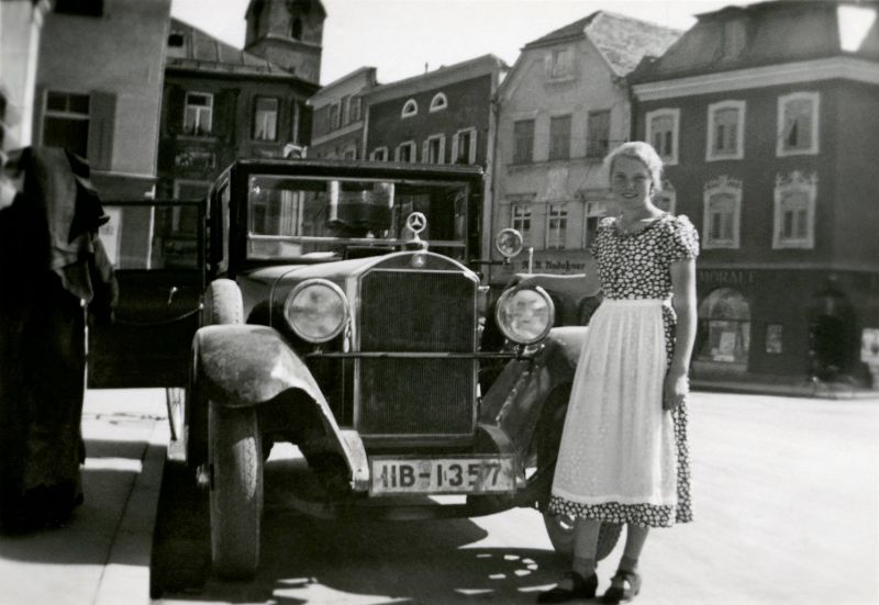 vintage-women-with-mercedes-benz-automobiles-3.jpg