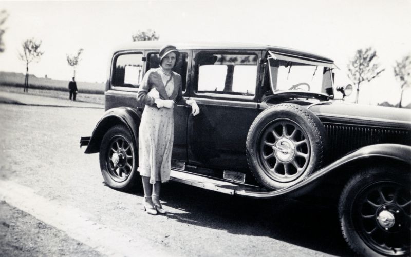 vintage-women-with-mercedes-benz-automobiles-4.jpg